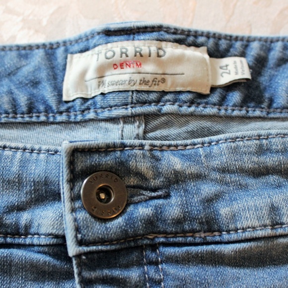 Torrid Grommet Short Jean Shorts Light Wash 24 - Picture 7 of 7